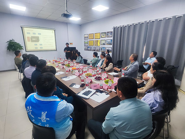 泰安市企聯(lián)、市網(wǎng)商會(huì)的企業(yè)家來(lái)廠(chǎng)參觀(guān)